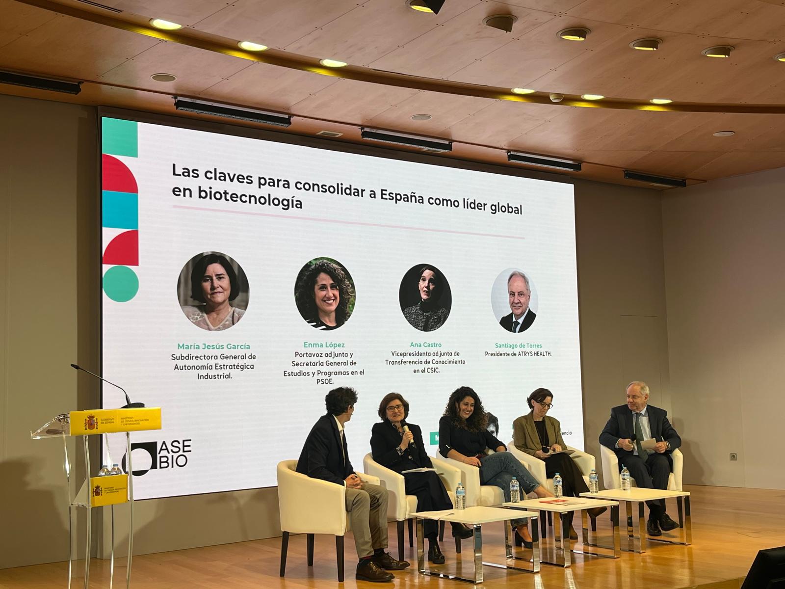 Nuño Domínguez, periodista de El País y moderador; María Jesús García Martín, Subdirectora General de Autonomía Estratégica Industrial (Ministerio de Industria y Turismo); Enma López, portavoz adjunta y Secretaria General de Estudios y Programas en el PSOE; Ana Castro, Vicepresidenta Adjunta de Transferencia de Conocimiento en el CSIC; y Santiago de Torres, presidente de ATRYS HEALTH