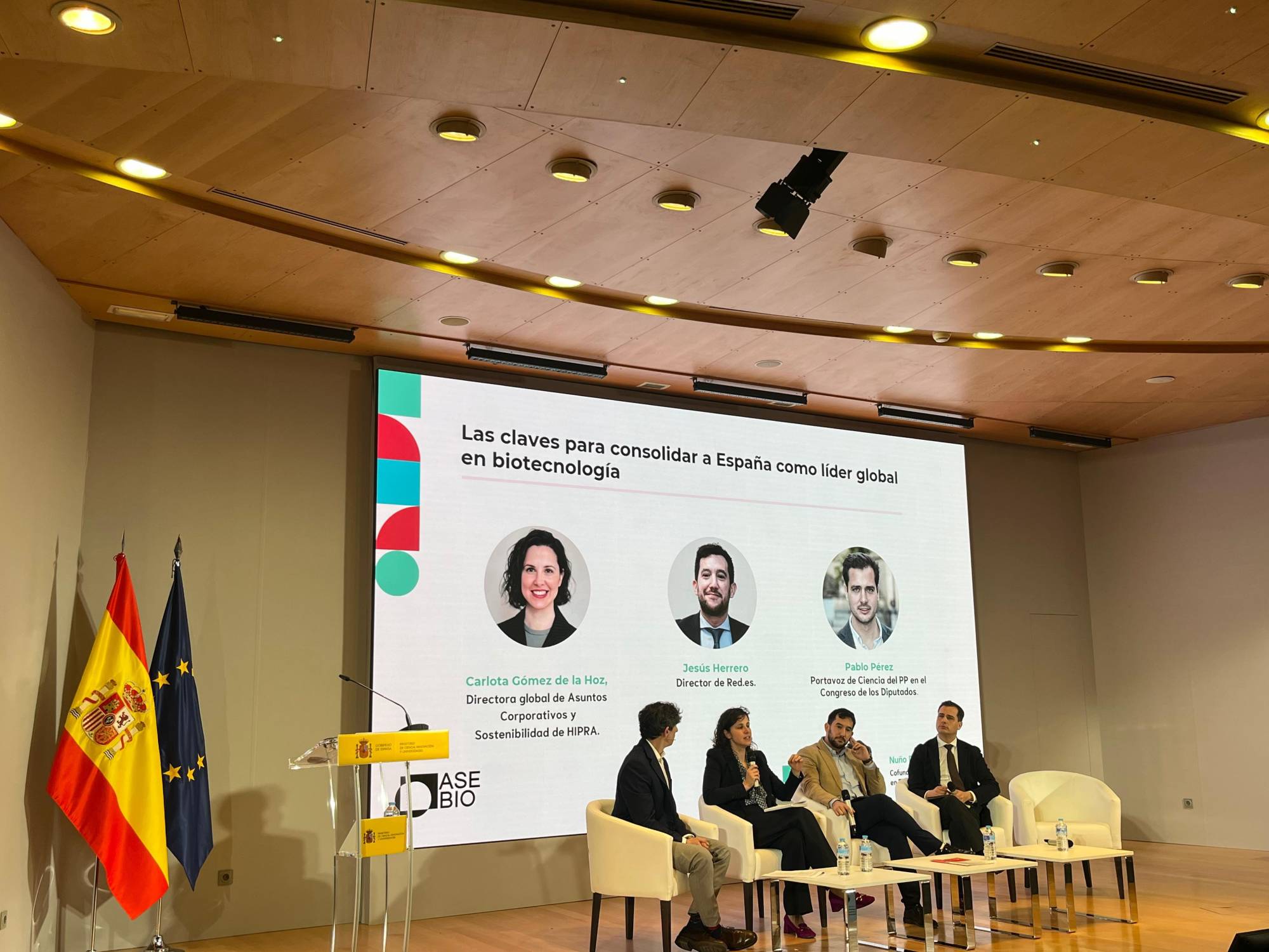 Nuño Domínguez, periodista de El País y moderador; Carlota Gómez de la Hoz, directora global de Asuntos Corporativos y Sostenibilidad de HIPRA; Jesús Herrero, director general de red.es; y Pablo Pérez, portavoz de Ciencia del PP en el Congreso de los Diputados