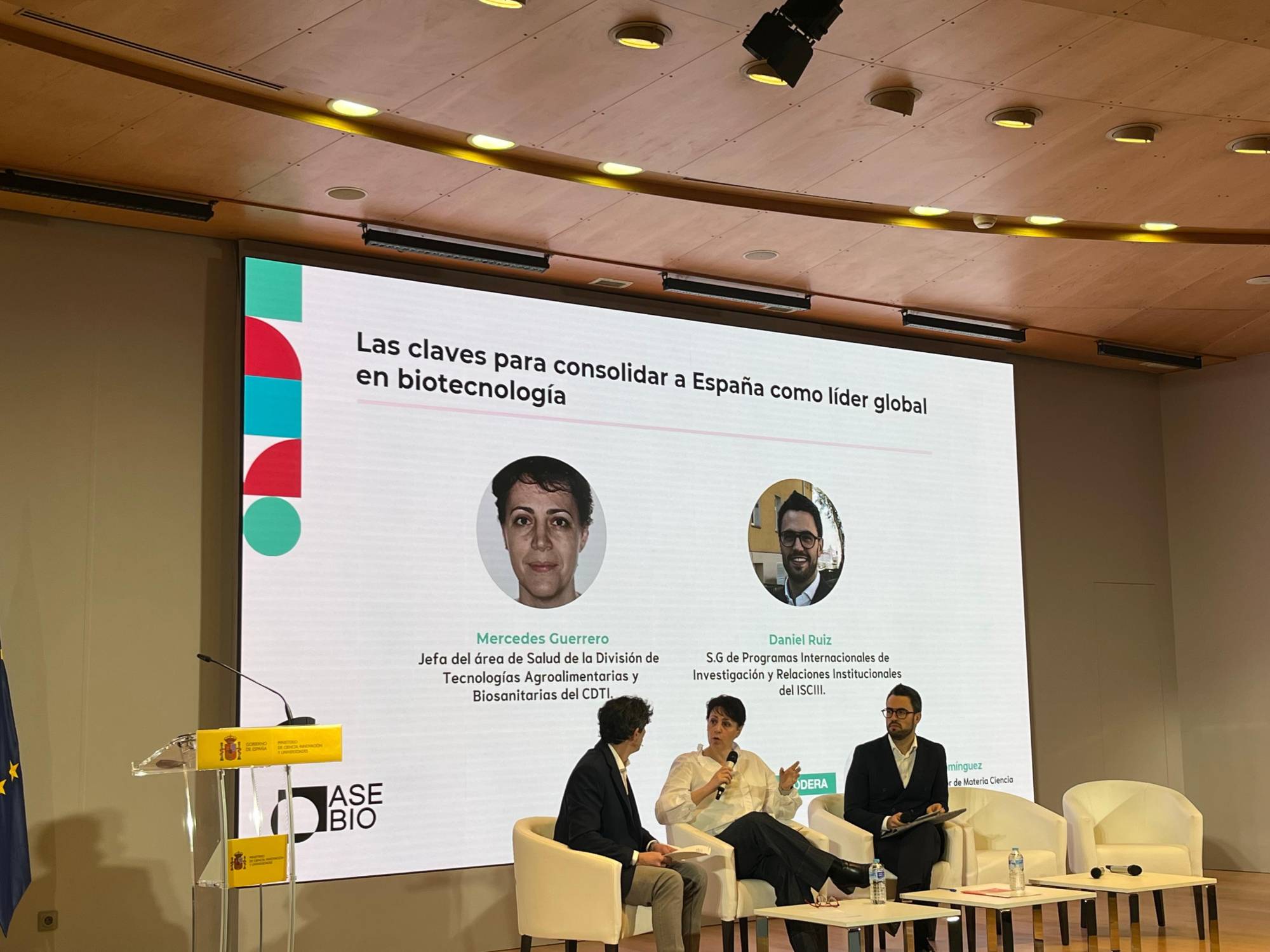 Nuño Domínguez, periodista de El País y moderador; Mercedes Guerrero, jefa del área de Salud de la División de tecnologías Agroalimentarias y Biosanitarias del CDTI; y Daniel Ruíz Iruela, subdirector general de Programas Internacionales de Investigación y Relaciones Institucionales del ISCIII