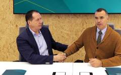 Héctor Barbarin, director general de CNTA, y Juan Mari Ayechu, en representación de la entidad financiera, en la firma del acuerdo