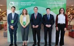 Ion Arocena y Cristina Nadal, director general y presidenta de AseBio; Carlos García Carbayo y Pedro Martínez Córdoba, alcalde y concejal de Promoción Económica del Ayuntamiento de Salamanca; y María del Mar Marcos Martín, especialista de medioambiente de la Oficina Verde de la Universidad de Salamanca (de izquierda a derecha)