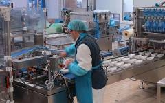 Una de las 25 máquinas de envasado con sellador de bandejas utilizadas para envasar porciones de gorgonzola con gas protector