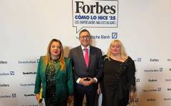Vanesa Martínez, CEO de Grupo Carinsa; David Ventura, director comercial; y Denia Martínez, vicepresidenta de la compañía, durante la gala de Forbes
