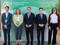 Ion Arocena y Cristina Nadal, director general y presidenta de AseBio; Carlos García Carbayo y Pedro Martínez Córdoba, alcalde y concejal de Promoción Económica del Ayuntamiento de Salamanca; y María del Mar Marcos Martín, especialista de medioambiente de la Oficina Verde de la Universidad de Salamanca (de izquierda a derecha)