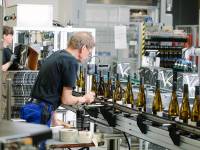 La industria de alimentación y bebidas incorporó 706 robots en 2025, un 17% más