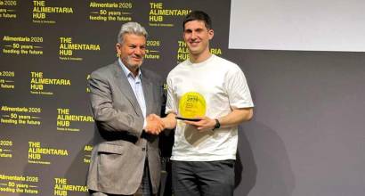 León Gutiérrez (Saexma) entrega el Premio Innoval a Hijos de Rivera por sus Bagazitos