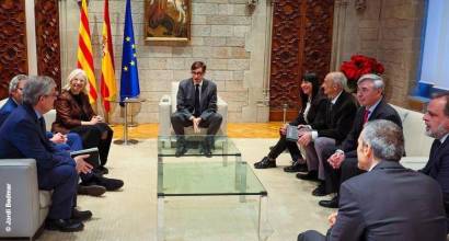 Salvador Illa y Carles Escolà, secretario de Medios de Comunicación y Difusión de la Generalitat, conversan con la Junta directiva de Coneqtia