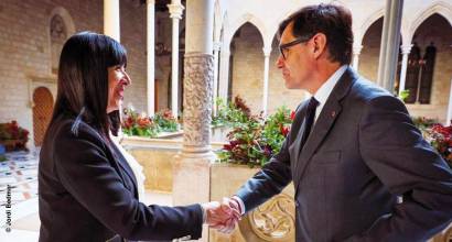 Lola Fernández Paniagua, vicepresidenta de Coneqtia, saluda al President de la Generalitat de Cataluña