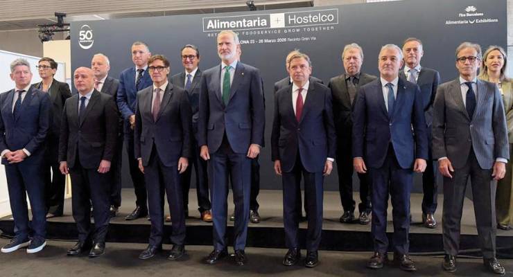 S.M. el rey Felipe VI, acompañado del ministro Agricultura, Pesca y Alimentación, Luis Planas, y el presidente de la Generalitat de Cataluña, Salvador Illa, junto con el resto de autoridades de Alimentaria y Hostelco en la inauguración