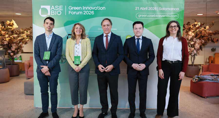 Ion Arocena y Cristina Nadal, director general y presidenta de AseBio; Carlos García Carbayo y Pedro Martínez Córdoba, alcalde y concejal de Promoción Económica del Ayuntamiento de Salamanca; y María del Mar Marcos Martín, especialista de medioambiente de la Oficina Verde de la Universidad de Salamanca (de izquierda a derecha)