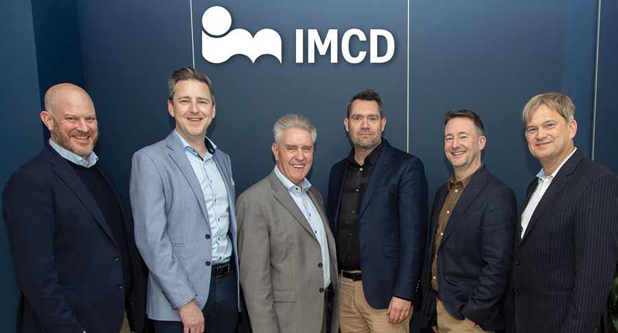 Directivos de ambas compañías tras la firma del acuerdo de compra-venta