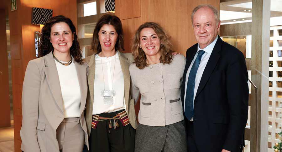 De izquierda a derecha: Carlota Gómez de la Hoz, vicepresidenta tercera; Rocío Arroyo, vicepresidenta primera; la presidenta Cristina Nadal; y Santiago de Torres, vicepresidente segundo
