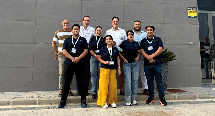 Los equipos de las dos compañías en su último encuentro