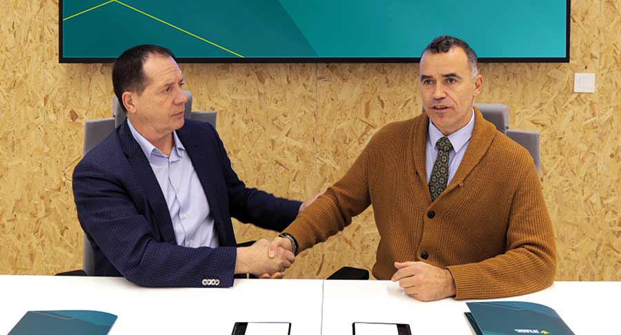 Héctor Barbarin, director general de CNTA, y Juan Mari Ayechu, en representación de la entidad financiera, en la firma del acuerdo