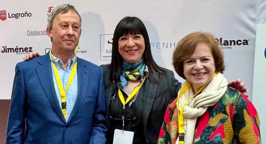 Lola Fernández Paniagua entre Ignacio Rojas, vicepresidente primero de Clave y presidente de ediciones Peldaño, y Matilde Pelegrí, vocal de Clabe y presidenta de Grupo Senda