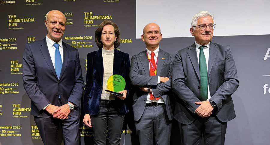 Elodie Perthusoit (Carrefour) recoge el premio al distribuidor que más apoya la innovación