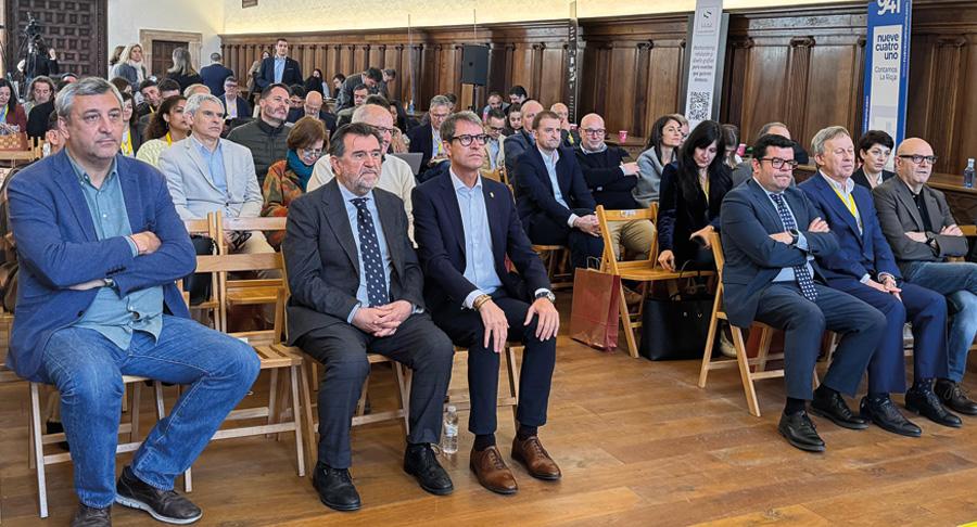 Gonzalo Capellán, presidente de la Rioja, y a su derecha, Arsenio Escolar, editor de Archiletras y presidente de Clabe