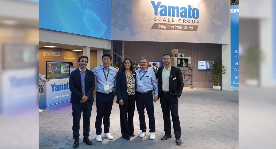 Luciano Aguilar en el stand de su representada Yamato