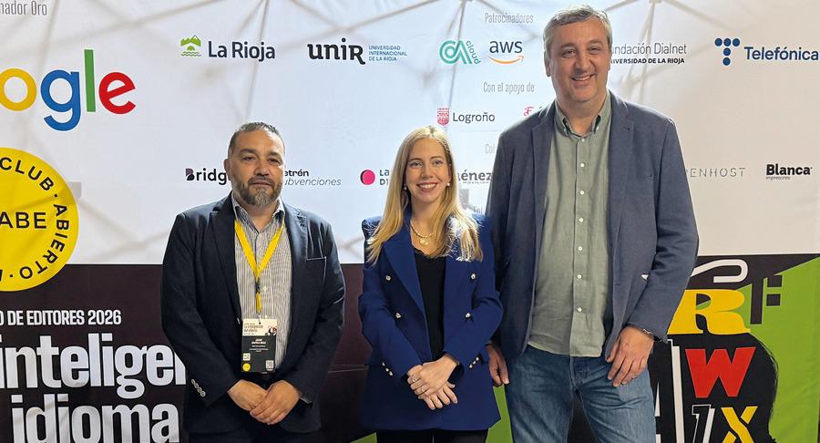 La presidenta del parlamento de la Rioja, Marta Fernández Cornago entre Juan Zafra, director general de Clabe y Chus del Río, editor de NueveCuatroUno