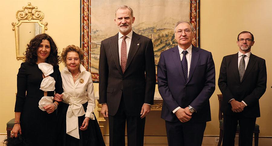 De izquierda a derecha: Lourdes Gullón, María Teresa Rodríguez, el rey Felipe VI, Juan Miguel Martínez Gabaldón y Camilo Villarino