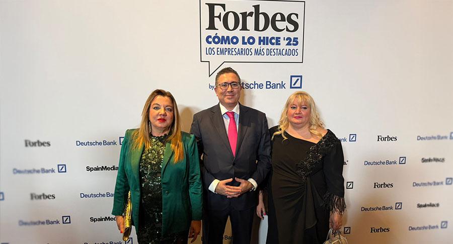 Vanesa Martínez, CEO de Grupo Carinsa; David Ventura, director comercial; y Denia Martínez, vicepresidenta de la compañía, durante la gala de Forbes